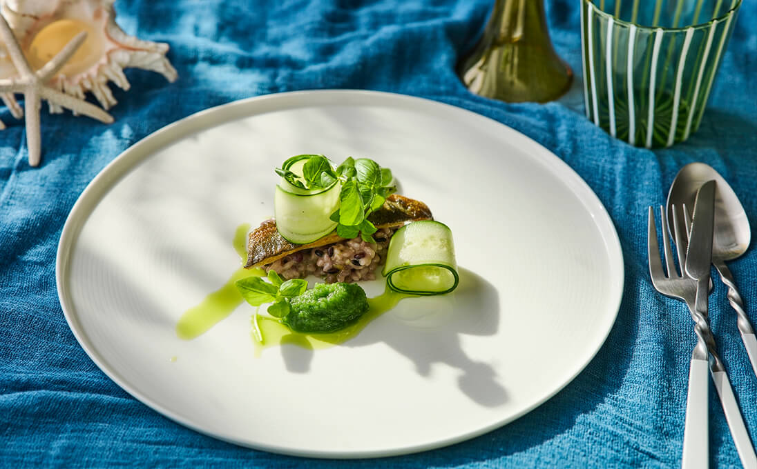 鮎のポワレ 十穀米のリゾットとキュウリのピュレ