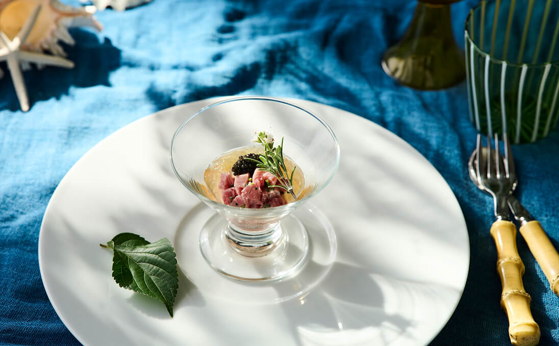 黒毛和牛フィレ肉のタルタル コンソメジュレとキャビア