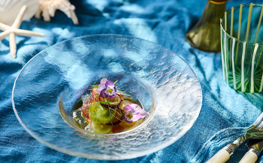 トマトとシャインマスカットのサラダ トマトウォーターとバジル